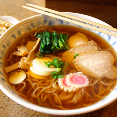 Sopa de Ramen tallarines con pollo