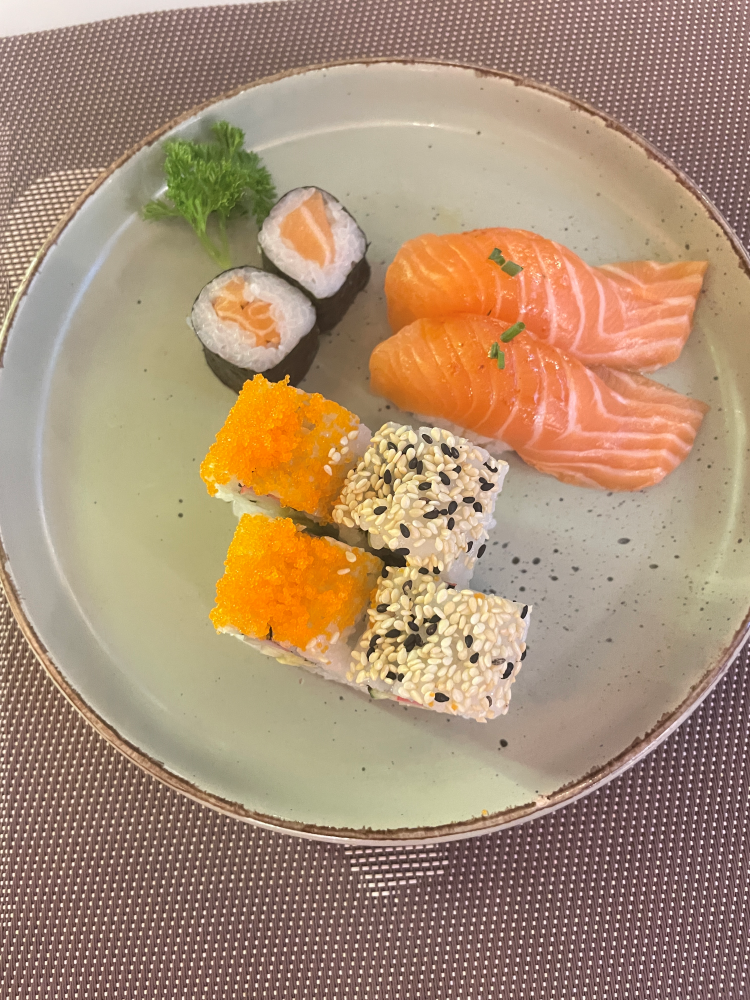 BANDEJA B (2 Sushi salmon,2 Maki california,2 Maki sésamo,2 Maki salmon)