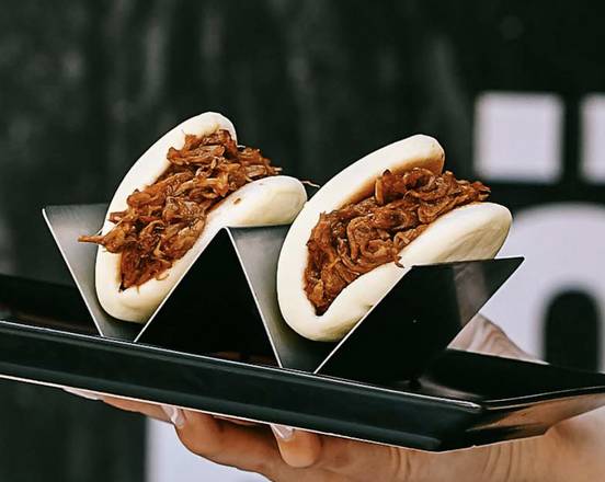 Pan bao relleno con pulled pork  (uno unidad)