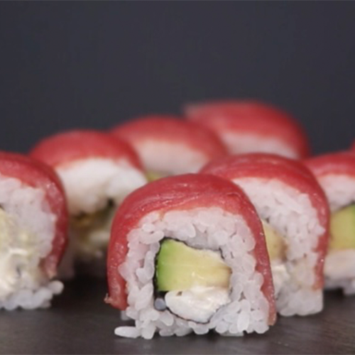 Uramaki de atun con aguacate y queso