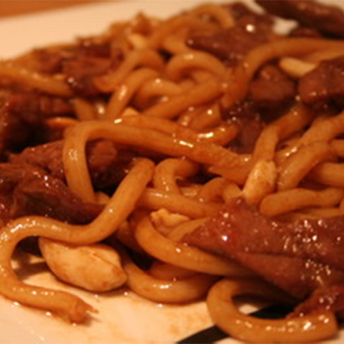 Yaki udon tallarines japoneses con ternera