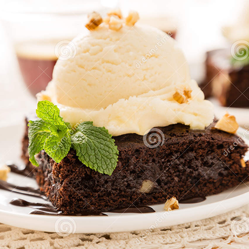 Brownie con nueces con helado de vanilla